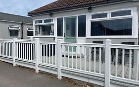 Seasideescape-2Br-Sleeps4-Parking-Petsok-Fireplace